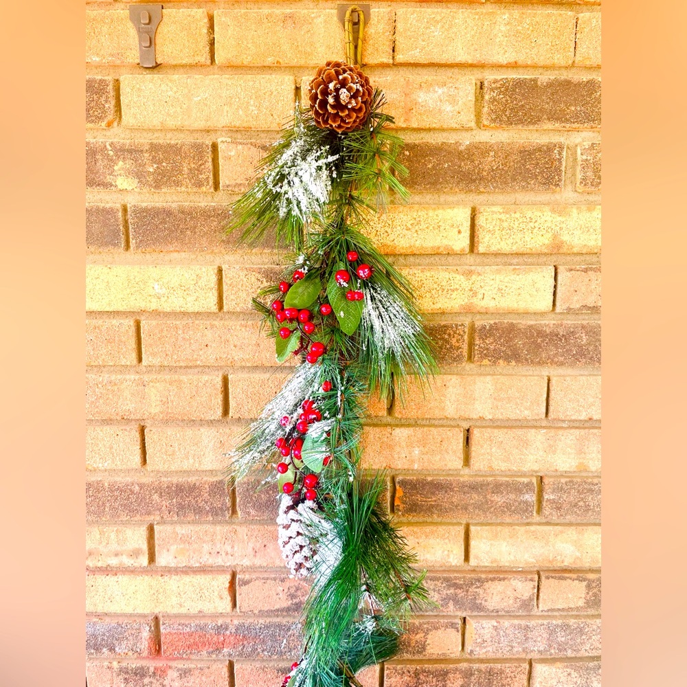 Snowy Long Needle Pine & Berry Garland 5 ft